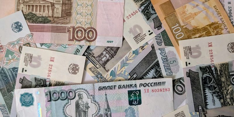 Часть банков Кыргызстана перестала принимать наличные рубли: причины изображение публикации