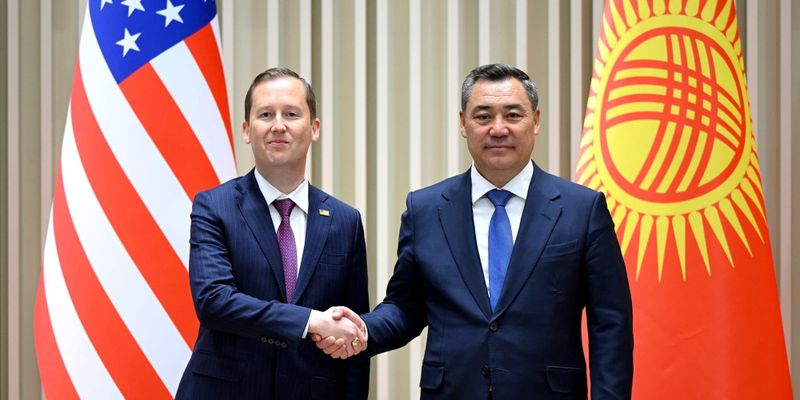 Жапаров попросил Гора упростить визовые требования США для кыргызстанцев изображение публикации