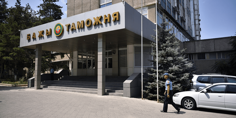 Инспектора таможни обвинили в злоупотреблении: ущерб оценили в 5.7 млн сомов изображение публикации
