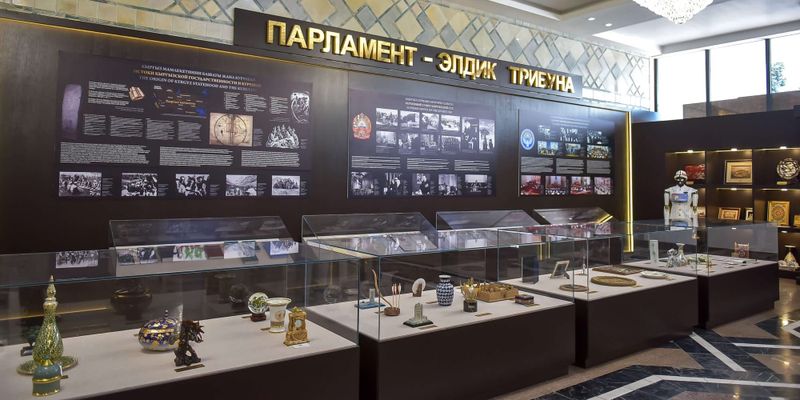 Робот провел Садыру Жапарову экскурсию по новому музею Жогорку Кенеша изображение публикации