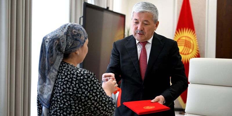 Семье погибшего спасателя МЧС передали квартиру в Бишкеке изображение публикации