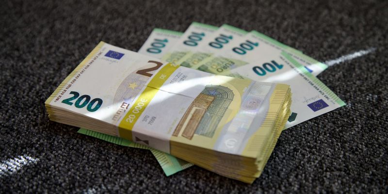 Евро опустился ниже 100 сомов — курсы валют на 24 сентября изображение публикации