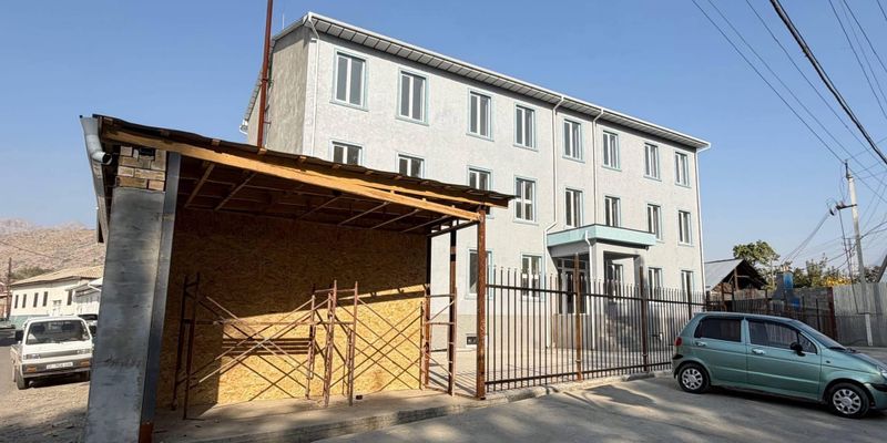 В Ошской области оштрафовали подрядчика медцентра и приостановили стройку магазина изображение публикации