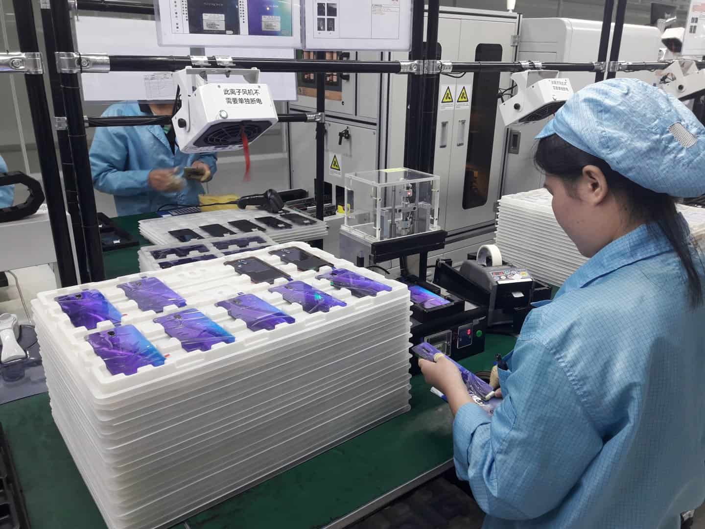 Поставки смартфонов из Китая отсрочили до 10 февраля. На складах в Кыргызстане телефоны пока есть