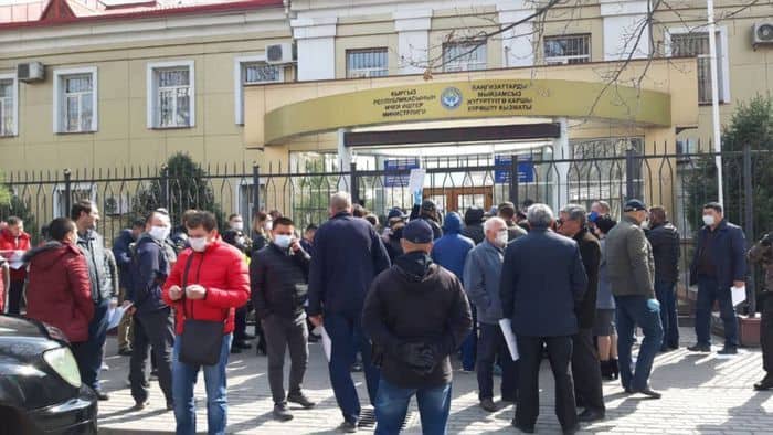 Правительство оправдалось за очереди поставщиков продуктов за пропусками. Обещают сделать онлайн