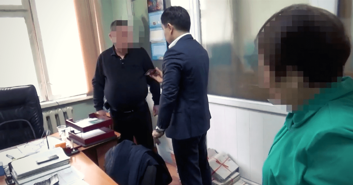Двух налоговиков задержали за вымогательство взятки в $25 тысяч. ФОТО. ВИДЕО