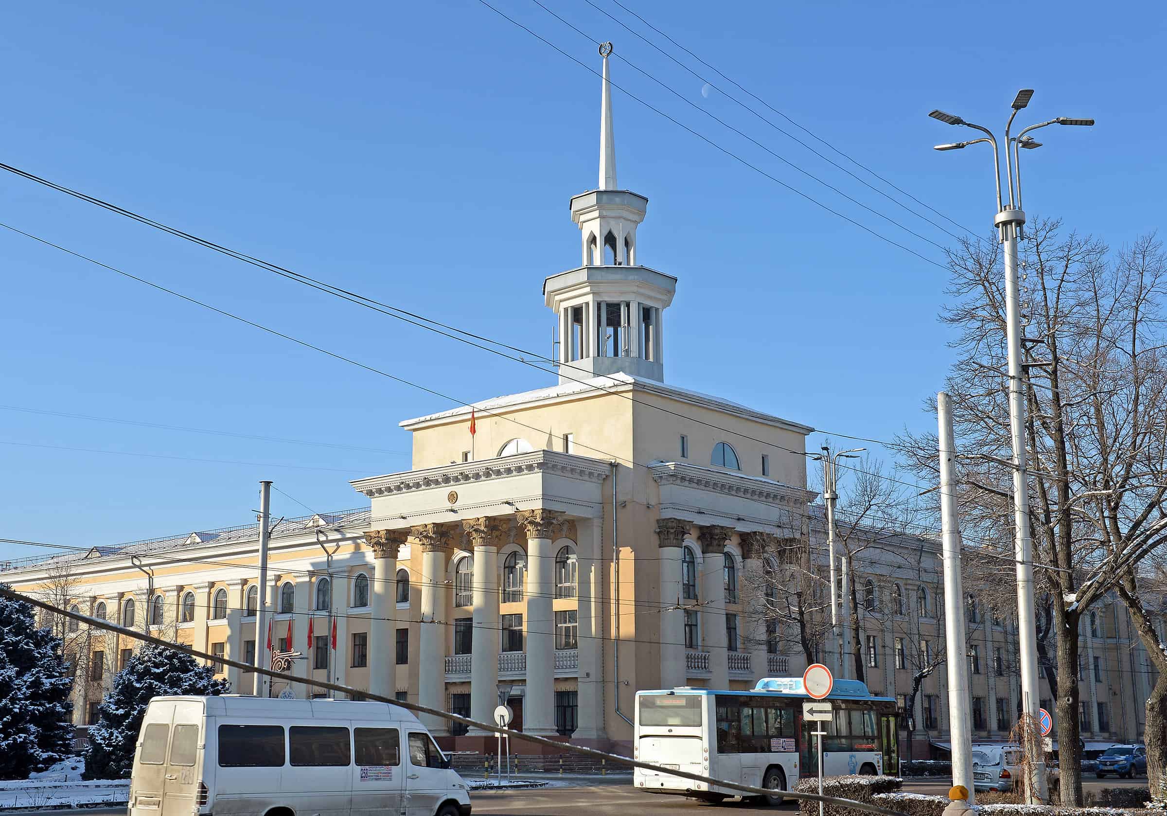 Банки Кыргызстана закрылись на неопределенное время. Это мера безопасности Нацбанка