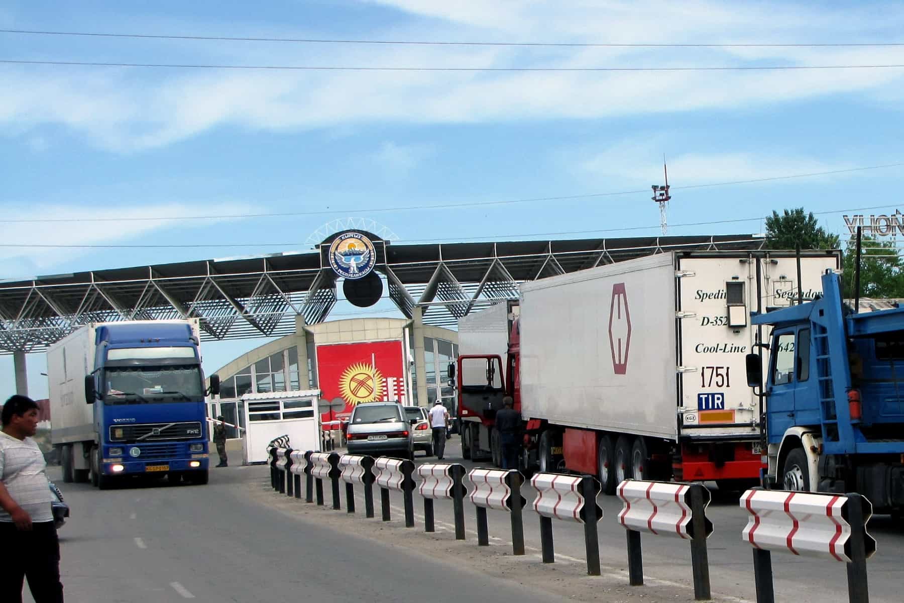 Пограничники КР задержали контрабандные товары, которые попали под санкции в России