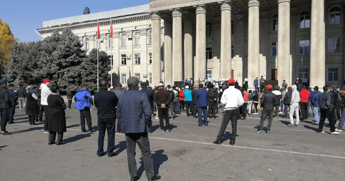 Сторонники Садыра Жапарова вновь собрались на старой площади