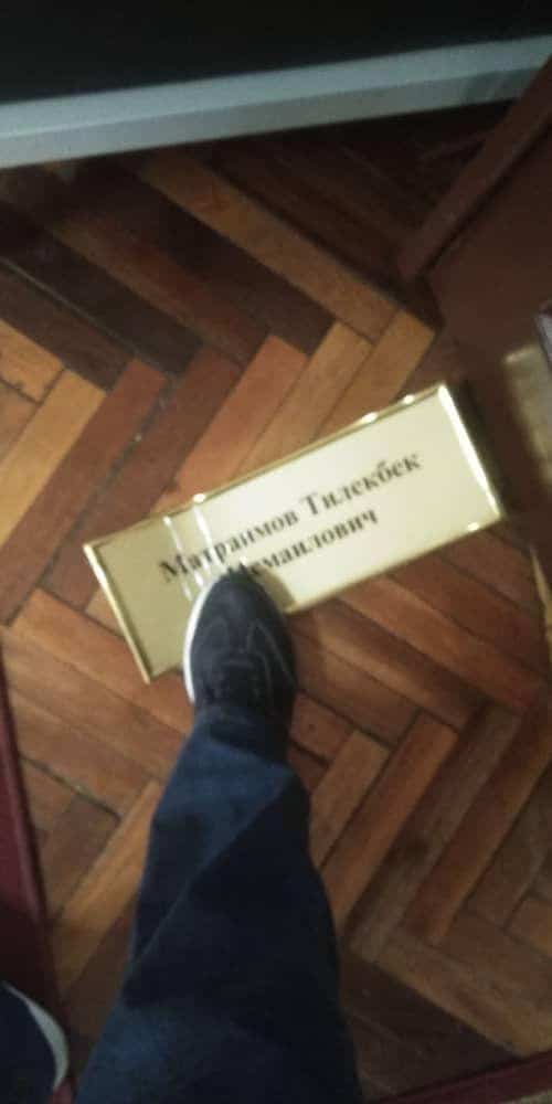 В Кара-Суу люди заняли кабинет Тилека Матраимова. В городе сняли баннера «Мекеним Кыргызстан». ФОТО, ВИДЕО