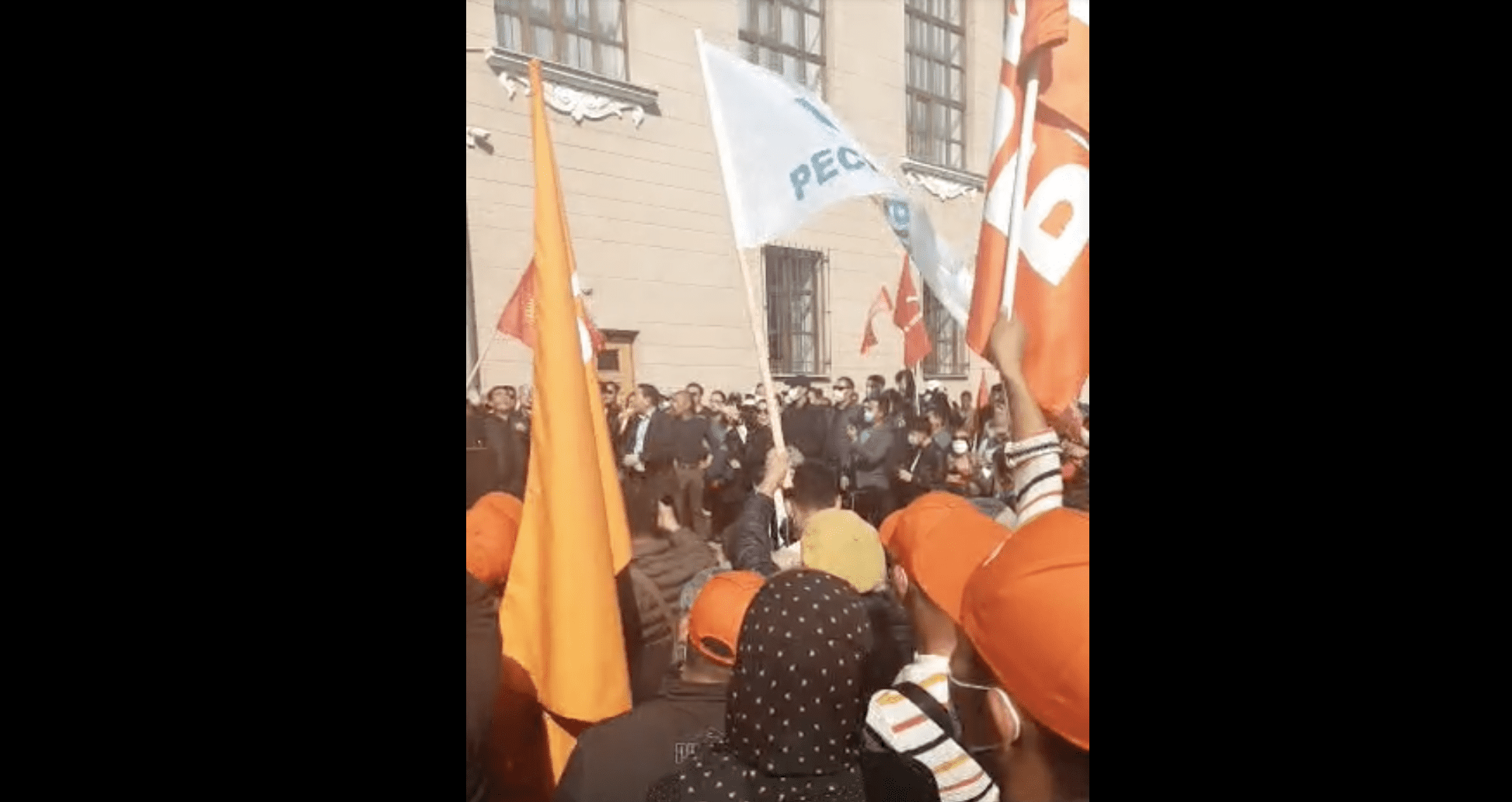 Партии «Ата Мекен», «Республика», «Бир Бол» и «Замандаш» начали митинг в Бишкеке