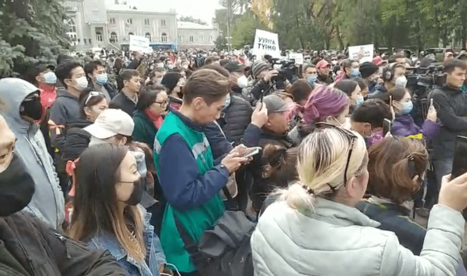 В Бишкеке начались три митинга против ОПГ, все они отправятся на площадь, чтобы объединиться. ВИДЕО