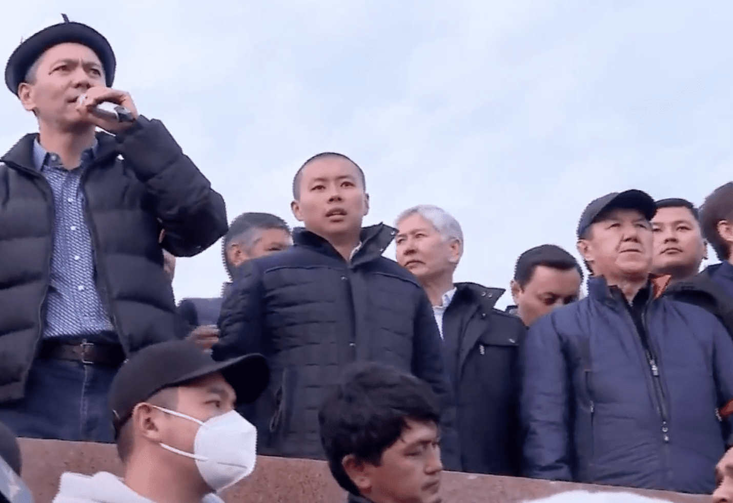 На площади начались провокации. Сторонники Садыра Жапарова и митингующие кидают камни друг в друга. ФОТО