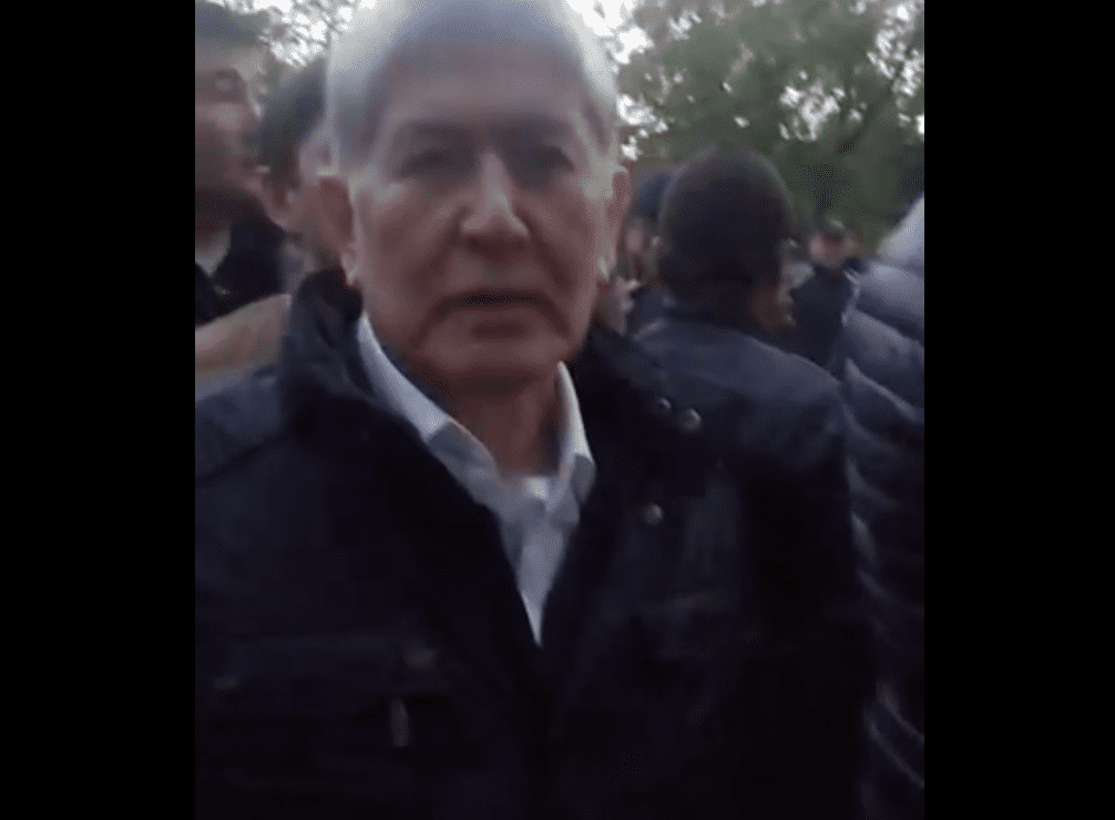 Атамбаев показал следы от пуль на его машине. ВИДЕО