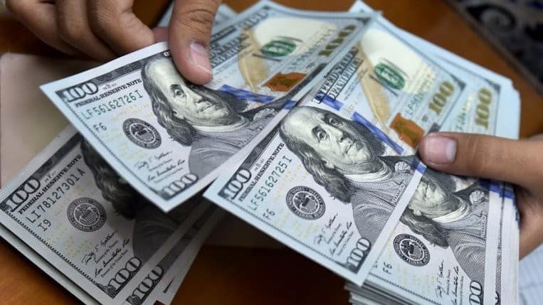 Курс доллара снижается: продажа — 85.06 сома, покупка — 84.06 сома