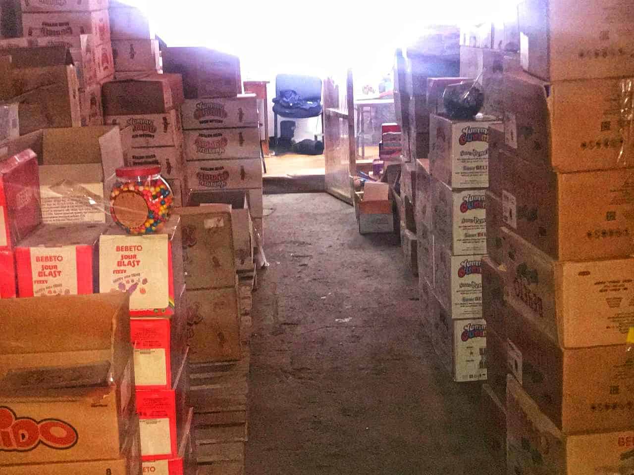 Крупный склад с просроченными сладостями выявили в Бишкеке. ВИДЕО