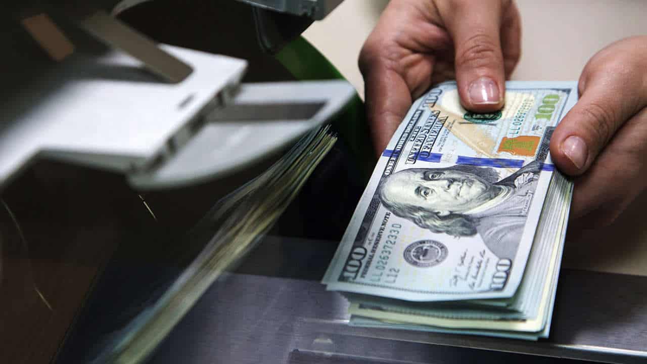 Нацбанк провел крупнейшую за последние три года интервенцию — продал сразу $86.5 млн