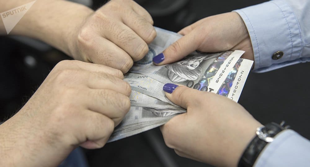 Власти растратили 5.4 млрд сомов от «Кумтора» на дыры в бюджете, а не на экологию