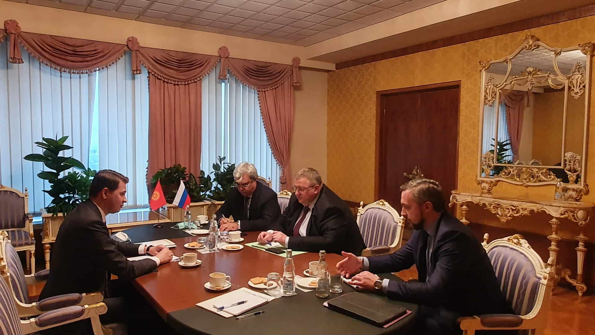 Правительство РФ готово начать поставки «Спутник V» и решить вопрос мигрантов из Кыргызстана