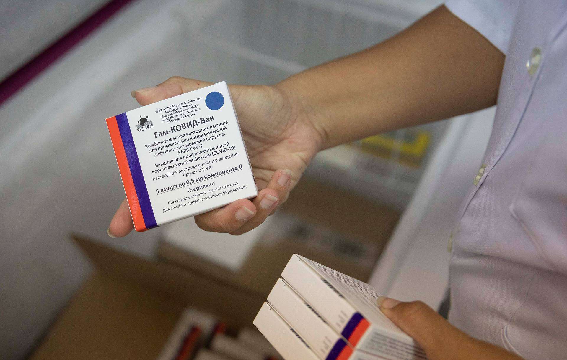 Из бюджета потратят 215 млн сомов на покупку вакцины «Спутник V»
