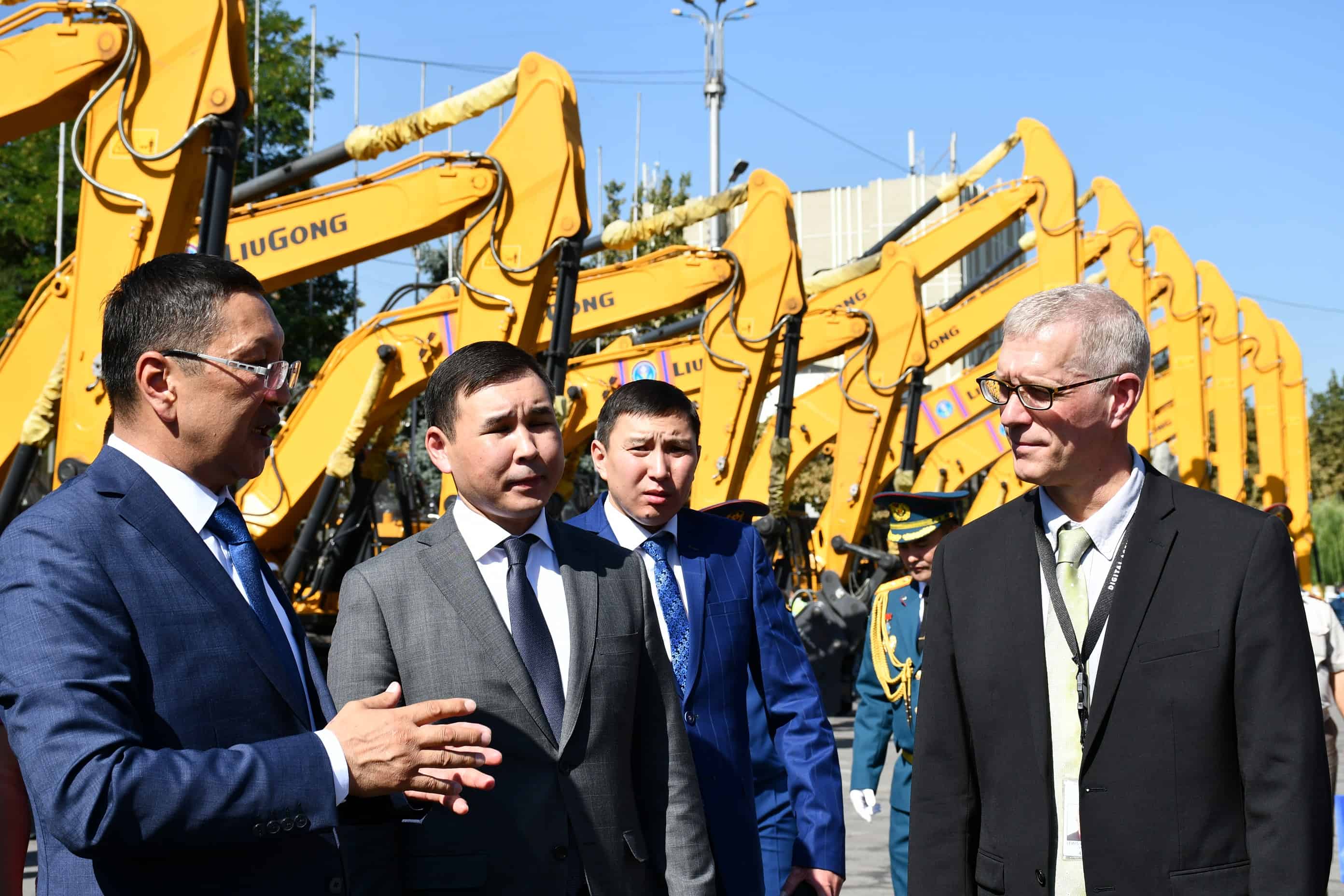 АБР передал МЧС КР спецтехнику на $8 млн