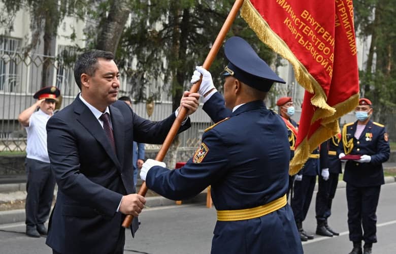 Садыр Жапаров пообещал повысить зарплаты служащим Внутренних войск на 40%