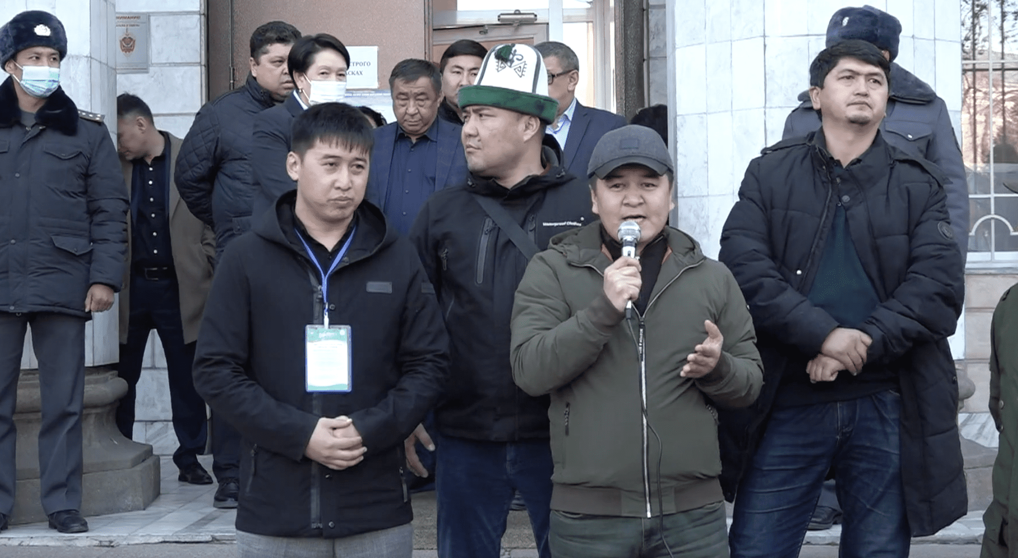 Митингующие дали два дня властям, чтобы объявить перевыборы. Акция протеста окончена