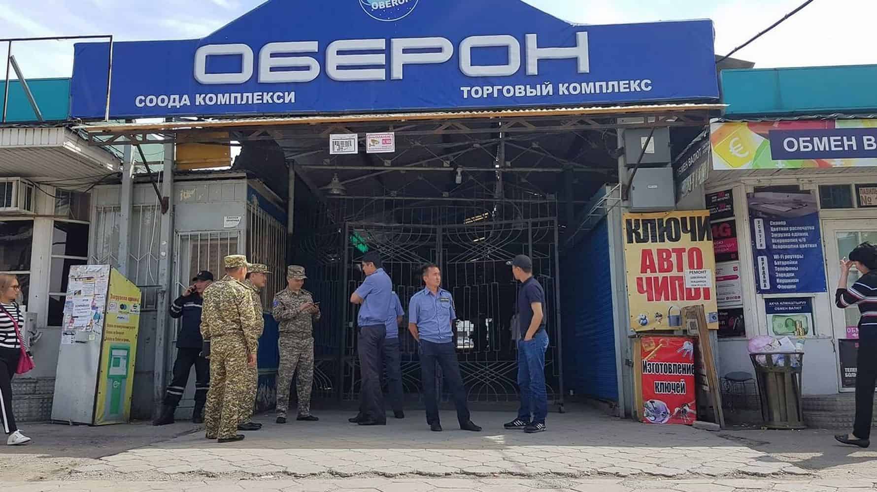 Орто-Сайский рынок хотят закрывать два раза в неделю — торговцы перекрыли дорогу