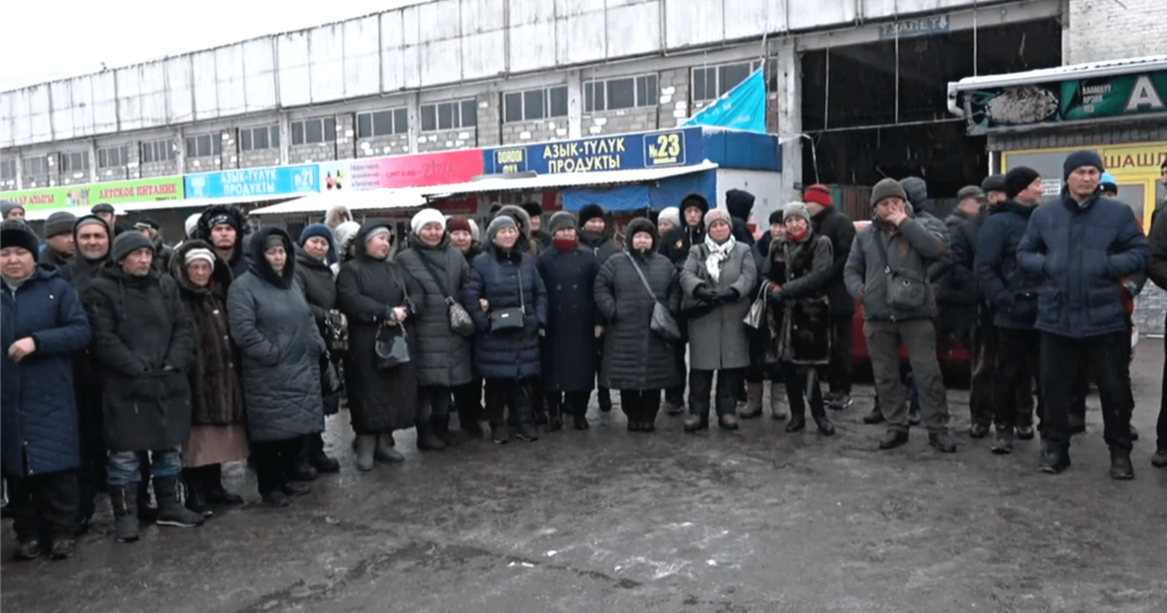 Против внедрения ККМ митингуют торговцы рынка «Дордой-Моторс»