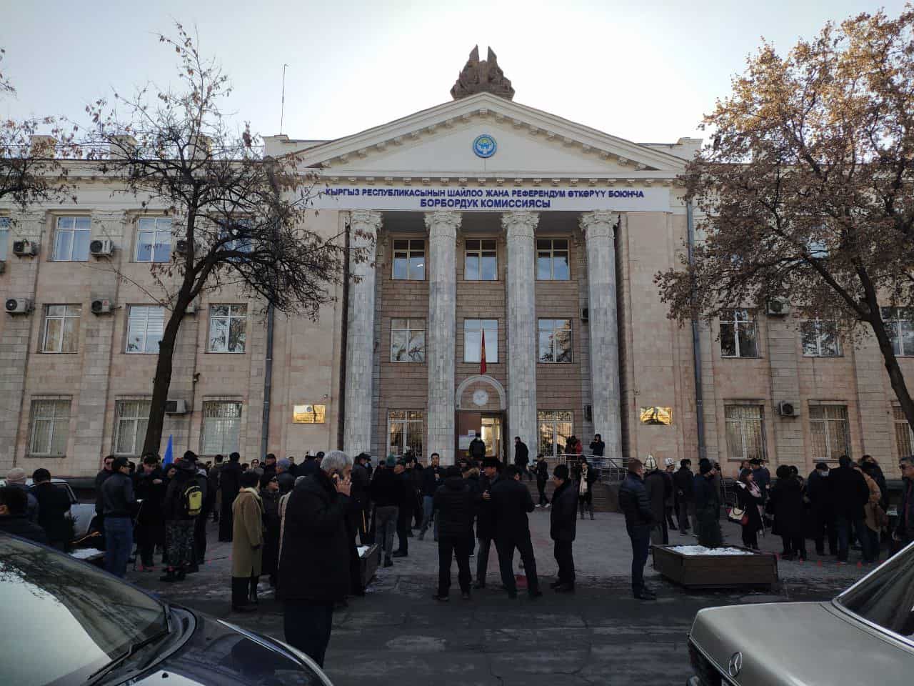 Митинг у здания ЦИК. Требуют перевыборов и снижения избирательного порога до 3%