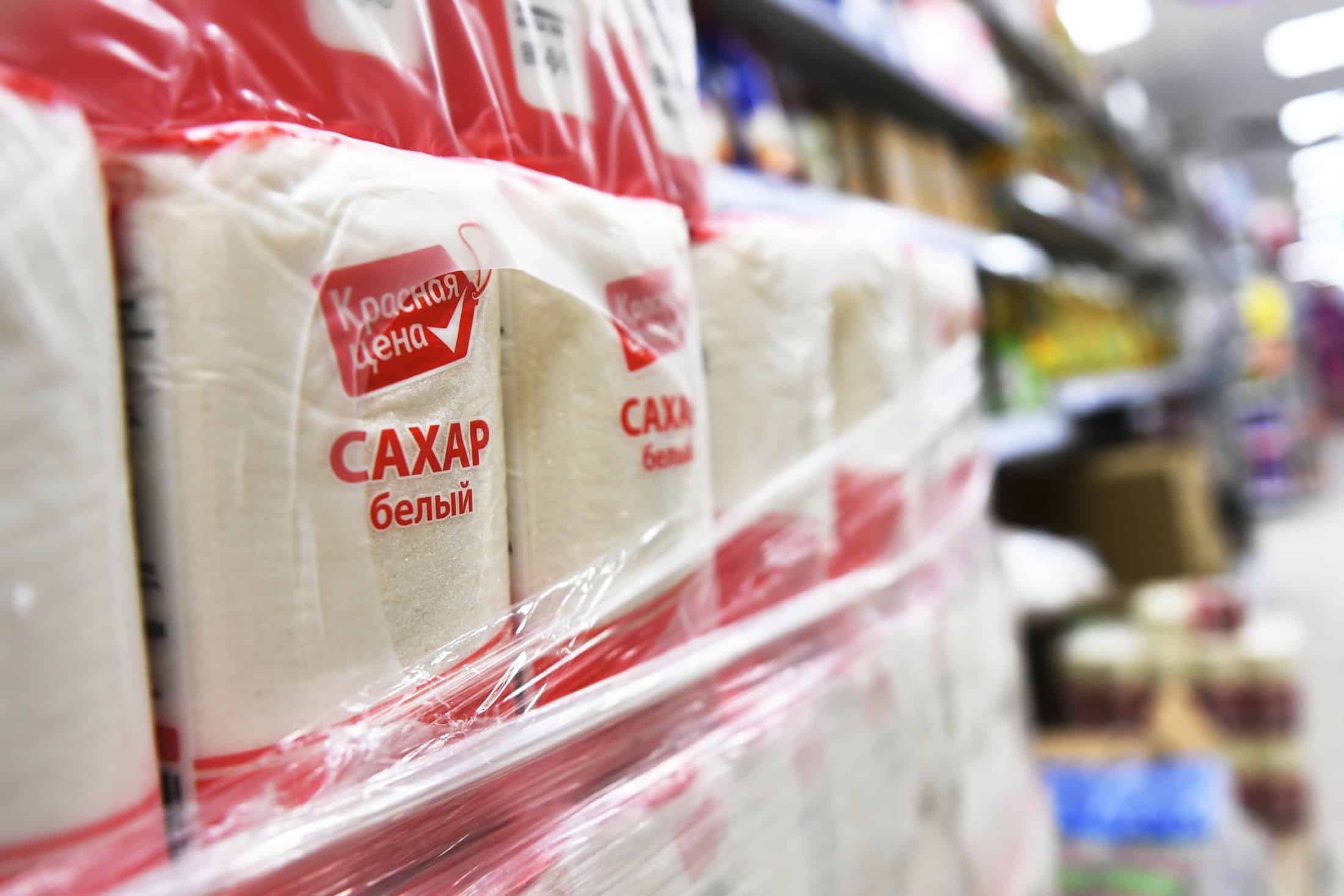 Кыргызстанцы могут купить сахар по 67 сомов за 1 кг, но только один раз в сутки