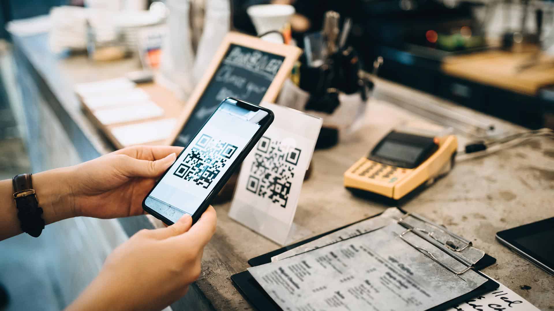 Нацбанк возобновил работу над внедрением оплаты через QR-коды