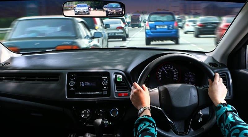 Несмотря на запрет, в Кыргызстан завозят праворульные авто. Депутаты предлагают узаконить ввоз