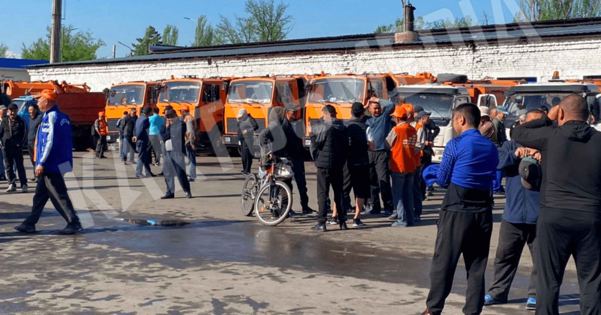 Митингующие сотрудники «Тазалыка» требуют мэра — вице-мэра они прогнали с забастовки
