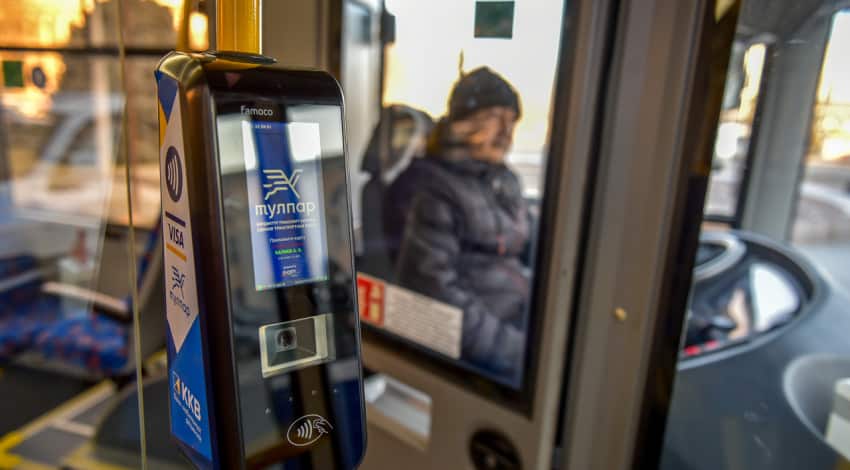 С 1 июля в автобусах и троллейбусах Бишкека будет доступна только безналичная оплата