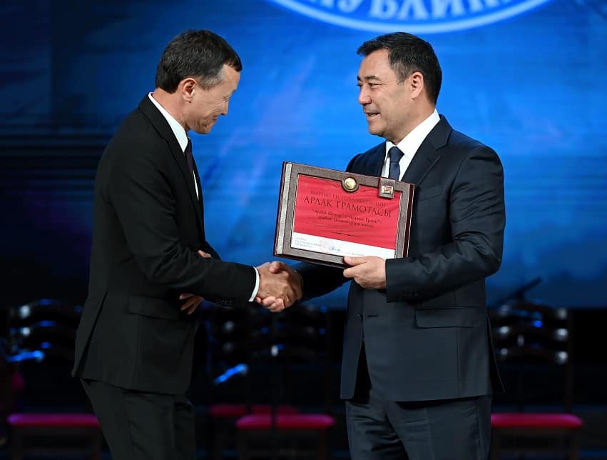 Садыр Жапаров наградил предприятия за вклад в развитие КР и пополнение бюджета