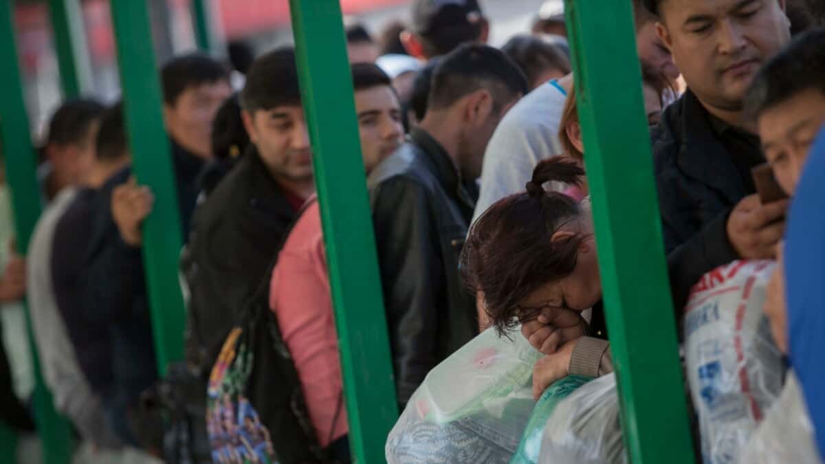 Как не застрять на границе? Погранслужба рассказала, где и в какое время увеличиваются потоки людей и машин