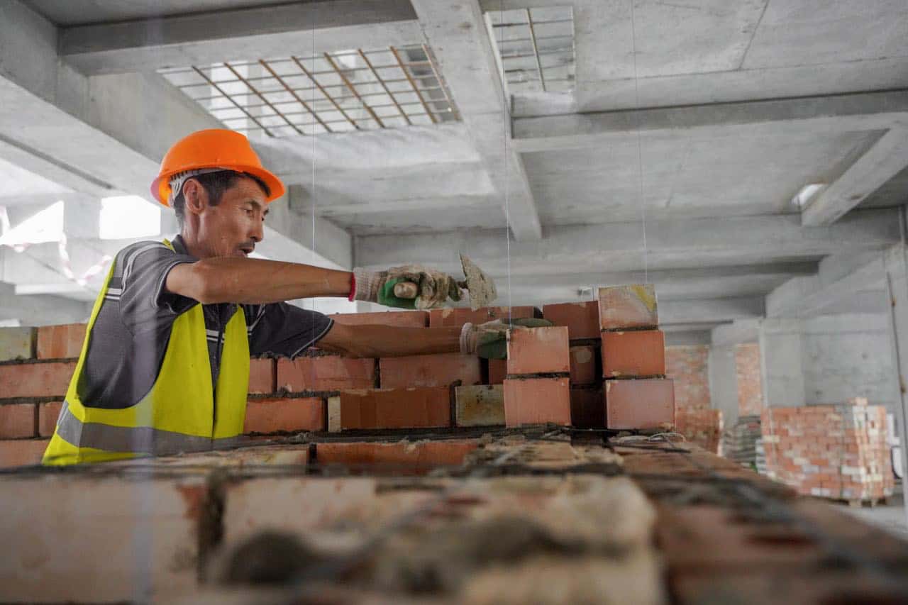 Минфин отложил 11.2 млрд сомов на капитальное строительство и реконструкцию в 2022 году