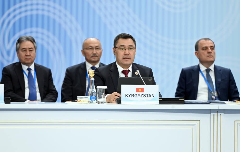 Даже за границей Садыр Жапаров пьет воду отечественного производителя – СМИ