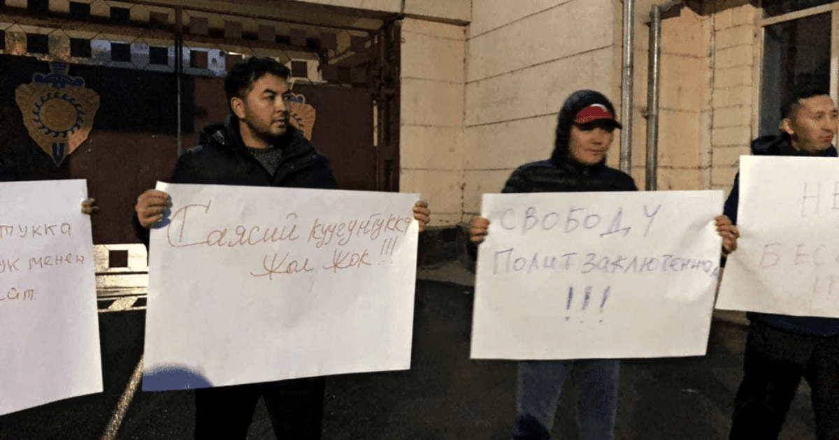 Институт омбдусмена заявил о нарушении прав задержанных активистов