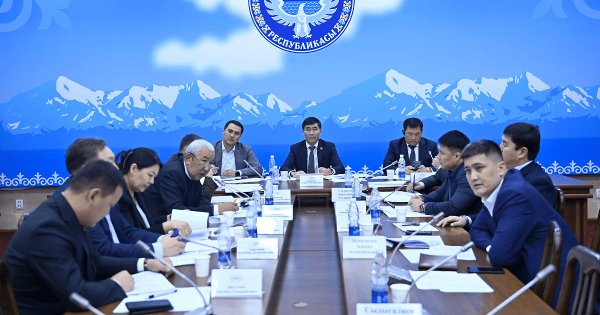 Депутаты рассмотрели бюджет на следующий год с дефицитом в 21 млрд сомов