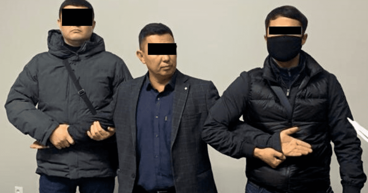 Собирал деньги с водителей автобусов, угрожая увольнением — в Бишкеке задержали чиновника