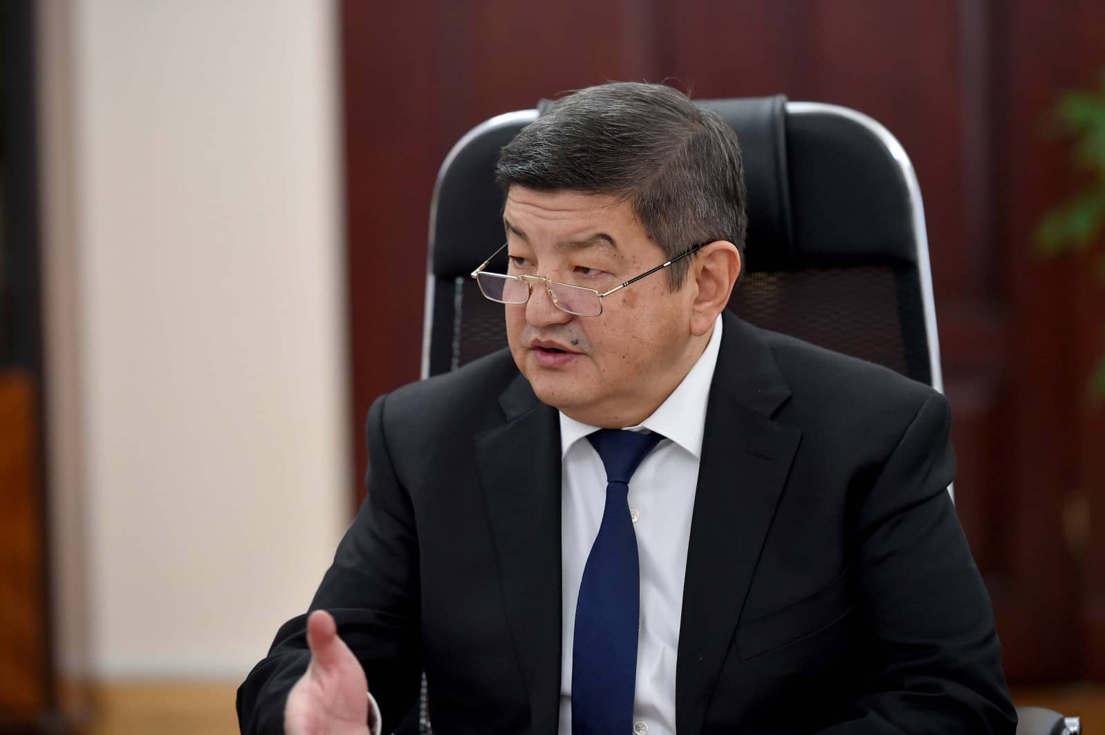 Акылбек Жапаров в 2021 году заставил родственников распродать автопарк и контейнеры