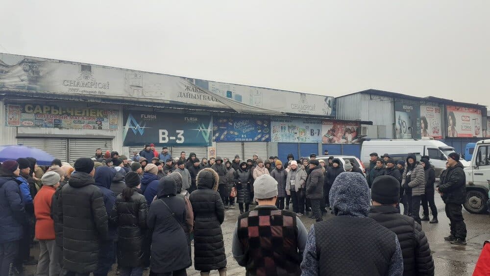 Митингуют торговцы рынка «Дордой-Дыйкан» — не могут закупить товары без электронной накладной