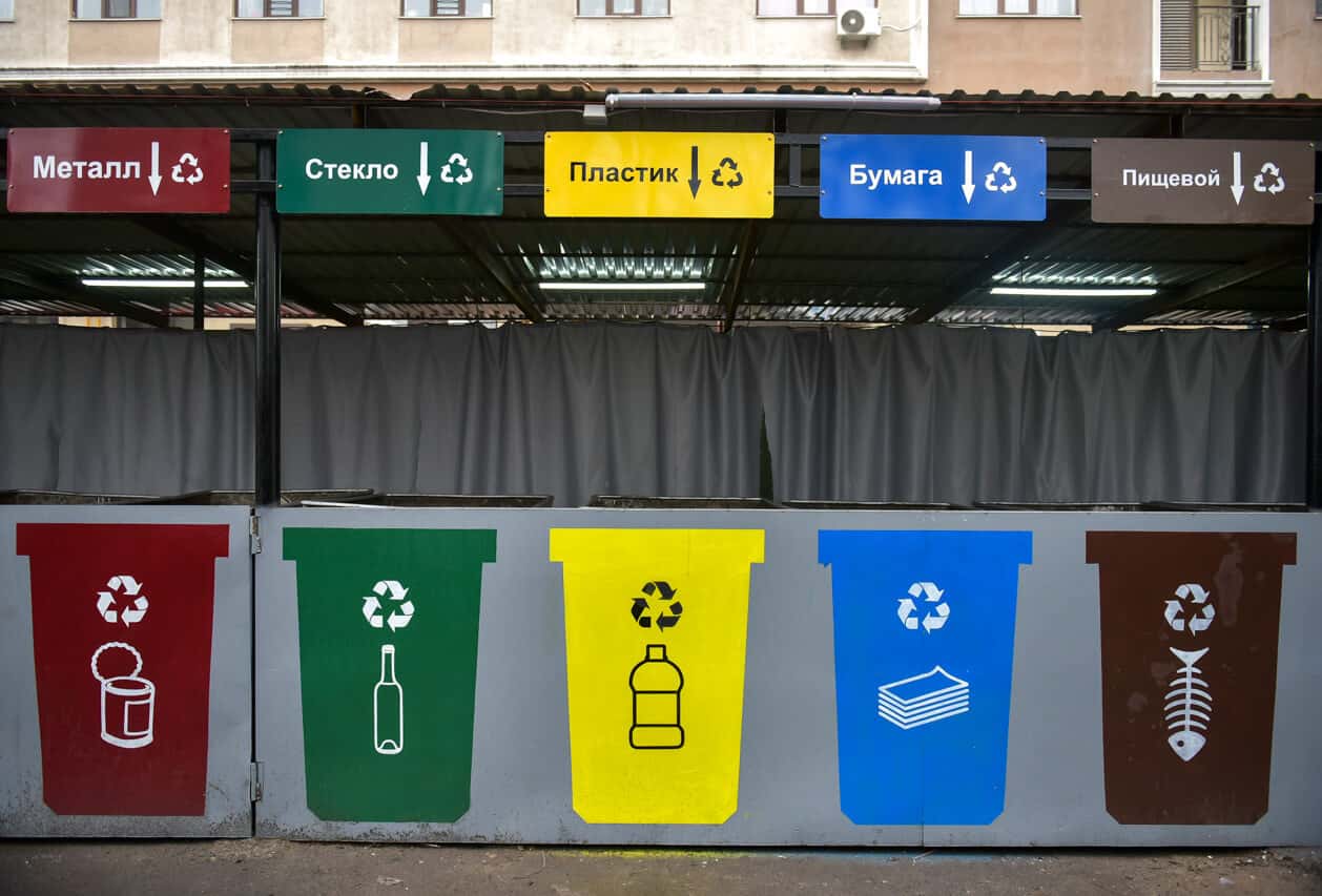 12 контейнеров под камерами — в Бишкеке открыли спецпункт по сортировке мусора