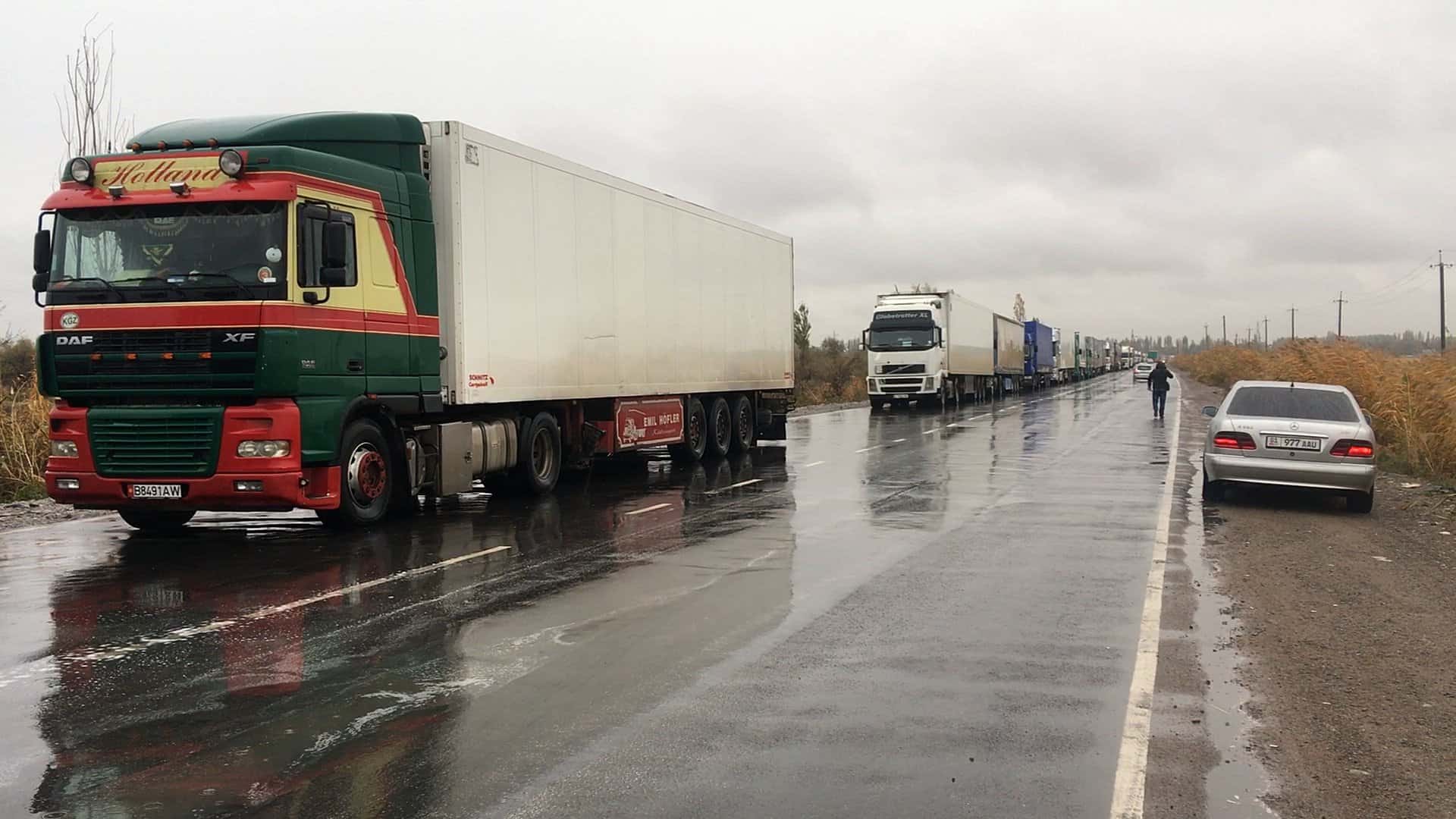 Грузовые авто пустят в обход Бишкека для снижения уровня смога