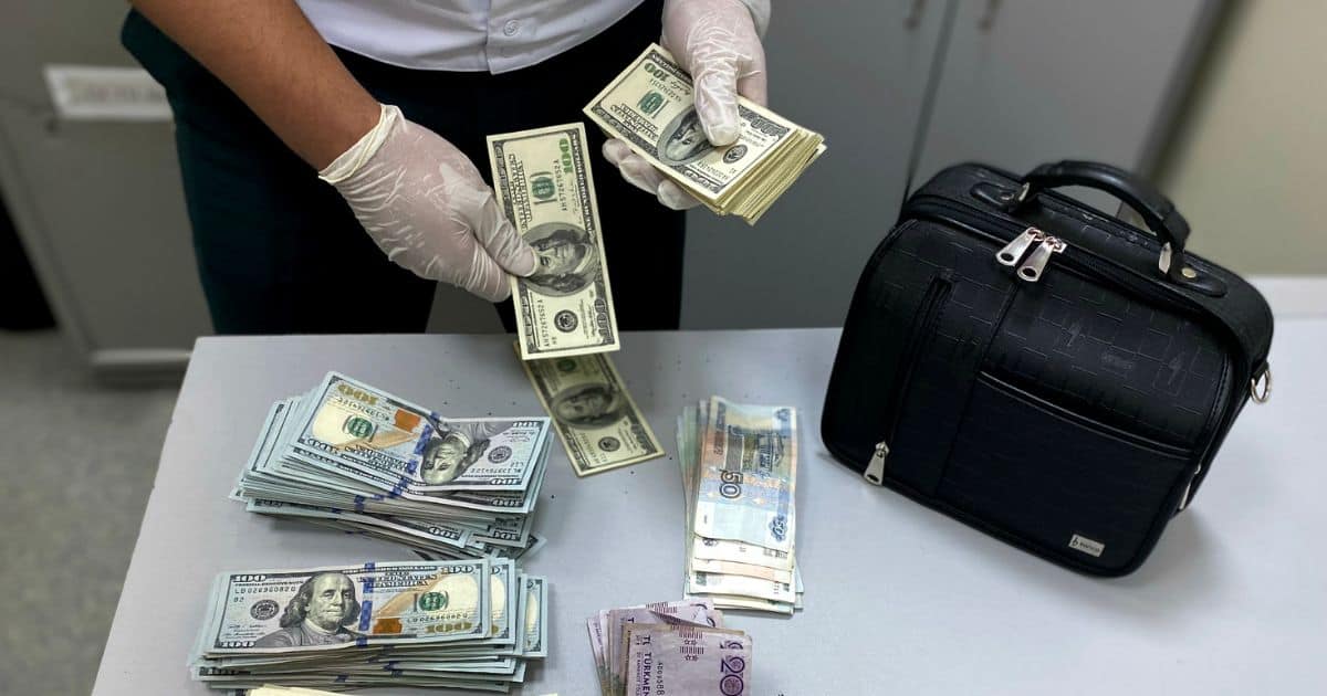 Таможенники просят подходить к ним при вывозе из КР наличных долларов