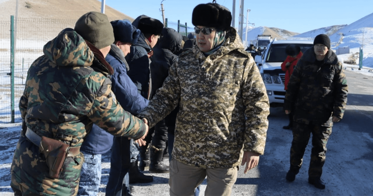 Водители пожаловались на плохие условия на КПП «Торугарт» — там нет даже туалета