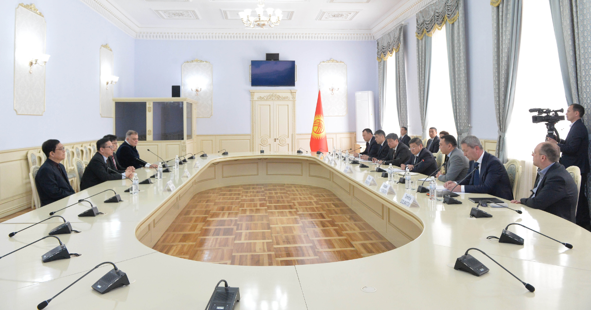 Глава кабмина предложил сингапурцам открыть в КР брокерскую компанию