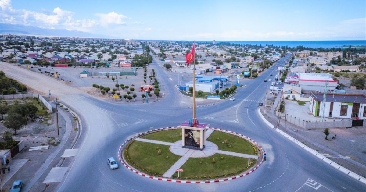 Балбак Тулобаев предлагает отремонтировать в Балыкчи крыши многоэтажек и передать городу два автобуса